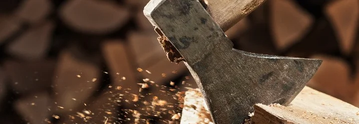 Axt trifft auf Holz